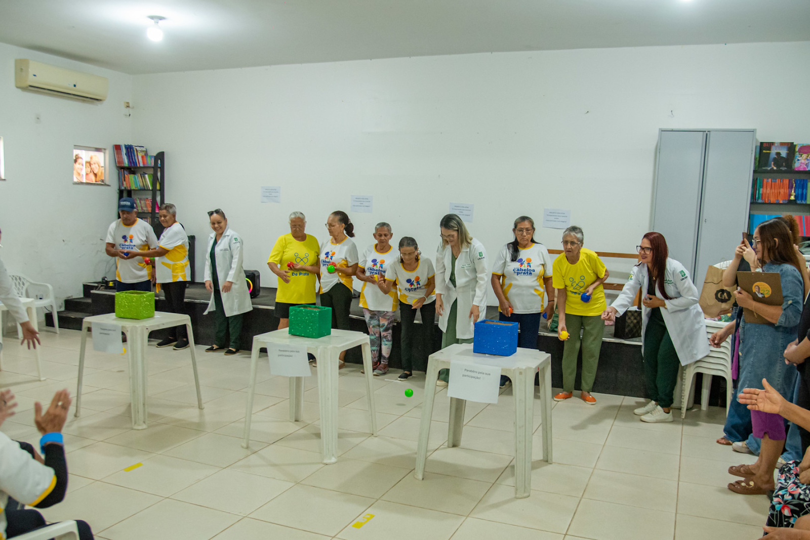 Estudantes de Terapia Ocupacional interagem com integrantes do Cabelos de Prata durante atividade em Roraima.