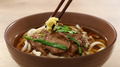 Cuối cùng để thưởng thức bạn xếp lần lượt mì Udon, thịt bò cùng hành lá áp chảo vào tô, rưới thêm nước dùng. Để món mì Udon bò áp chảo được hấp dẫn hơn bạn có thể thêm một ít gừng băm, hành phi hay rong biển sấy dùng kèm sẽ rất tuyệt vời.