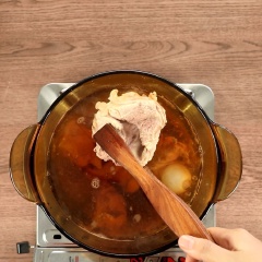 Cho nước cua đã được lọc vào nồi, để lửa vừa nấu sôi, sau đó dùng vá vớt gạch cua nổi lên trên ra chén. Cho tiếp 500gr xương ống đã trần qua nước sôi vào và hầm trong 30 phút.