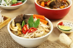 Bữa sáng bổ dưỡng với tô hủ tiếu bò kho đậm đà ngon miệng đã sẵn sàng bạn và các thành viên trong gia đình rồi. Nước bò kho thơm nức mũi và rất đậm đà, ăn với hủ tiếu dai dai, thêm tí rau thơm là ngon khó cưỡng. Thịt bò được hầm mềm, sử dụng bò nạm nên mùi vị rất thơm và không hề bị khô, chấm với muối tiêu chanh nữa là đúng vị.