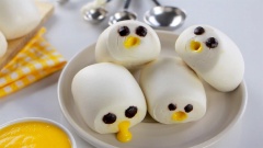 Sốt kim sa thường được làm nhân của bánh bao kim sa, được nhiều người ưa thích. Sốt được làm theo công thức này sẽ rất tiện lợi vì bạn có thể ăn liền được mà không phải qua thêm công đoạn chế biến nào. Sốt có thể bảo quản ở dạng đông đá và thời gian dùng có thể kéo dài đến tận 30 ngày đó nhé!