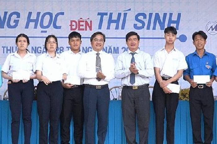 Học sinh Đắk Lắk xúc động nhận học bổng của 'Đưa trường học đến thí sinh' - Báo Người Lao Động