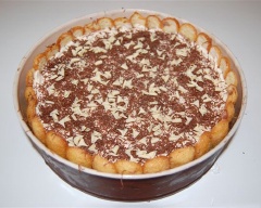 Tiếp tục đổ nốt phần kem hạnh nhân lên trên, dàn phẳng. Cuối cùng rắc chocolate bào lên bề mặt bánh.