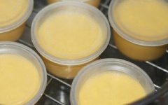 Cách làm bánh bắp hấp: Quết 1 lớp dầu ăn vào 1 cái hộp nhựa nhỏ có sức chịu đựng nhiệt tốt, đổ hỗn hợp bắp vào. Bánh bắp hấp cách thủy khoảng 20 phút là được.