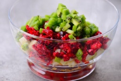 Cho kiwi, táo, lê, hạt lựu, nam việt quất, dâu tây, quýt vào tô rồi trộn đều. Nếu muốn, bạn có thể cho thêm đường và bột quế nhé. Cho tô vào tủ lạnh để làm mát.