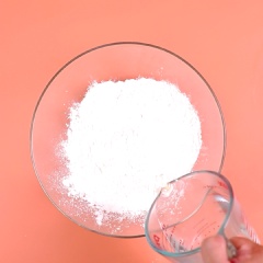Đổ 120ml nước sôi vào 160gr bột năng, dùng nĩa khuấy nhẹ tránh bị phỏng, sau khi nước đã bớt nóng, bạn có thể nhồi bằng tay cho đến khi khối bột mịn. Để làm trân châu vị matcha và cà phê, bạn thêm 5gr bột matcha và bột cà phê hòa tan vào bột năng và nhồi với nước sôi.