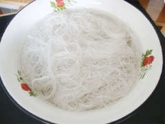 Chuẩn bị làm bún gạo chiên giòn: Ngâm bún gạo khô và nấm mèo vào nước lạnh cho nở mềm rồi vớt ra để ráo nước. Thái nhỏ nấm mèo. Gọt vỏ cà rốt, bào sợi. Nhặt sạch hành lá, thái nhỏ. Bóc vỏ hành tây băm nhỏ hạt lựu (có thể thay thế bằng hành tím). Nhặt sạch rau thơm, rau sống, rửa sạch, để ráo nước để dọn ăn kèm bún gạo chiên.