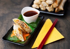 Bày trí chả giò ra đĩa và thưởng thức.