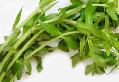Cà rốt rửa sạch, gọt vỏ tỉa hoa khoảng 2cm. Hành tím, hành lá, rau om rửa sạch cắt nhỏ.