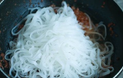 Cho muối, rượu Thiệu Hưng, hắc xì dầu vào đảo thêm khoảng 2-3 phút nữa. Trút phở vào, kế tiếp là cà rốt, cải thìa, nước dùng gà, nước tương. Đậy nắp lại đun trong 5 phút. Mở nắp ra tiếp tục xào cho đến khi nước sốt dần cạn và thấm vào phở thì tắt bếp.