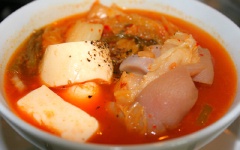 Canh kim chi hầm giò heo có hương vị cay, chua nhẹ rất thích hợp dùng với cơm nóng trong những ngày mưa gió.