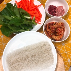 Chu63n bị nguyên liệu. Rửa sạch rau củ, kimchi cắt nhỏ, ngâm bún gạo với nước cho mềm.