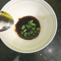 Cho các nguyên liệu của phần ướp như nước tương, dầu mè, mật ong, hành lá cắt khúc, tương ớt Hàn quốc và trộn đều.