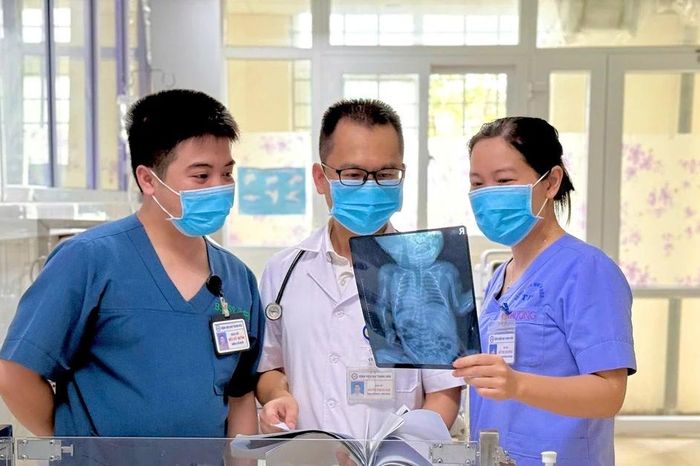 Cứu sống trẻ sơ sinh 1 ngày tuổi còn ống động mạch lớn, xuất huyết phổi nguy kịch - Báo Tri thức &amp; Cuộc sống