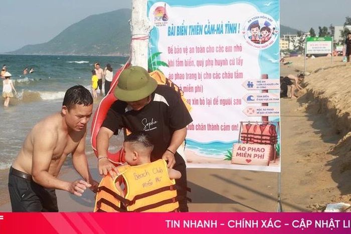 Câu chuyện đẹp ở bãi biển Thiên Cầm về... miễn phí - Báo Hà Tĩnh