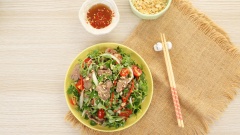 Cho gỏi bò rau càng cua ra đĩa, rắc thêm đậu phộng và mè rang lên mặt là có thể thưởng thức. Món gỏi thanh mát với thịt bò chín mềm, rau càng cua giòn, thấm vị nước mắm chua ngọt sẽ là món khai vị hấp dẫn cho bữa cơm gia đình bạn.