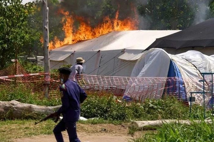 Người biểu tình phóng hỏa đốt cháy trung tâm điều trị Ebola ở Congo - Chuyên trang An Ninh Thủ Đô - Báo Công an nhân dân