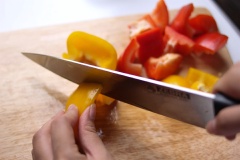 Rửa sạch và cắt ớt chuông thành miếng vừa ăn.