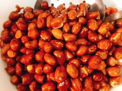 Bắc chảo lên bếp rồi cho dầu ăn vào. Khi dầu hơi nóng thì cho đậu phộng vào rang, đảo đều tay đến khi giòn. Sau đó vớt đậu ra tô riêng.