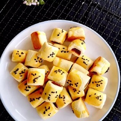 Làm nóng lò nướng ở 180 độ C và nướng khoảng 15 phút hoặc cho đến khi bánh chín vàng thì lấy bánh ra để trên rack cho bánh nguội là xong. Cất bánh vào lọ kín để dùng dần.
