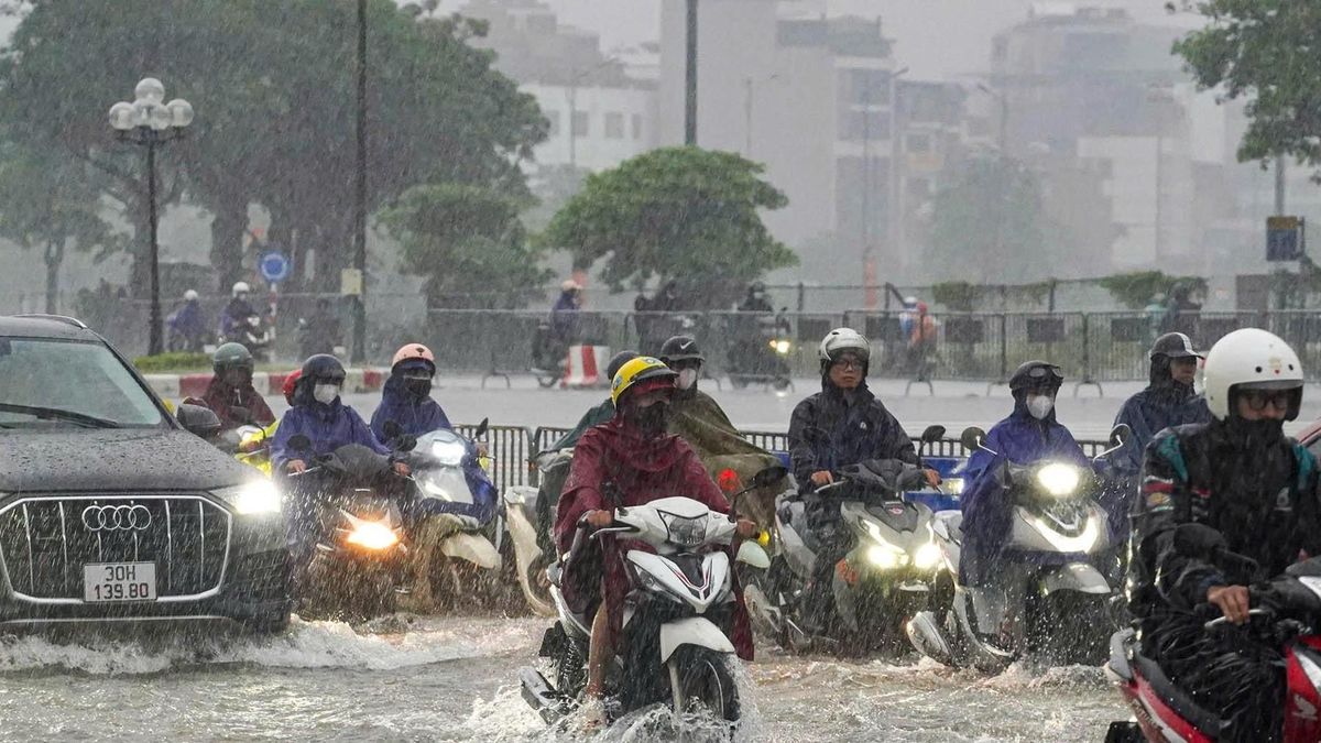 Mưa lớn dồn dập bao trùm cả nước, miền Bắc nguy cơ sạt lở đất rất cao - Báo VietnamNet