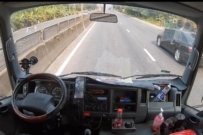 Tài xế xe tải cứu kịp thời bé gái chập chững đi giữa quốc lộ 1 - Chuyên trang Gia Đình &amp; Xã Hội - Báo Sức khỏe &amp; Đời sống
