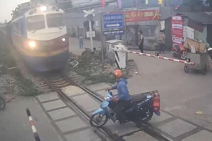 Thót tim cảnh tài xế xe máy 'cướp đường' tàu hỏa ở Hà Nội - Báo VTC News