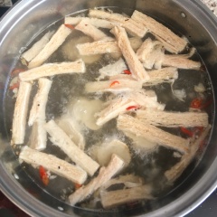 Bắc nồi lên bếp, phi thơm tỏi và cho chả đậu hủ ky và sườn non chay vào đảo nhanh tay, sau đó cho 1 tô nước vào ninh canh.