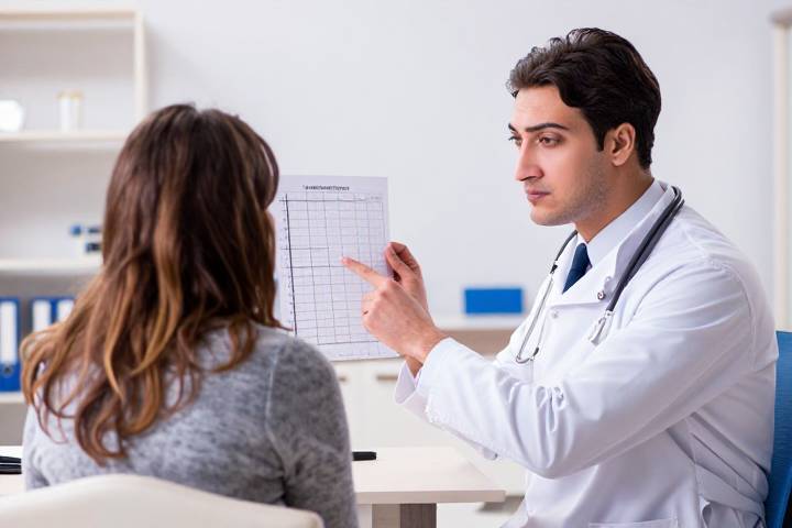 طبيب عربي يناقش نتائج فحص السمع مع مريض