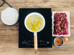 Khi ăn bày như món Lẩu. Rau sống rửa sạch, chuối khế bào lát mỏng. Mỗi người tự nhúng phần bò vừa đủ khi cuốn, chấm mắm nêm ăn kèm.