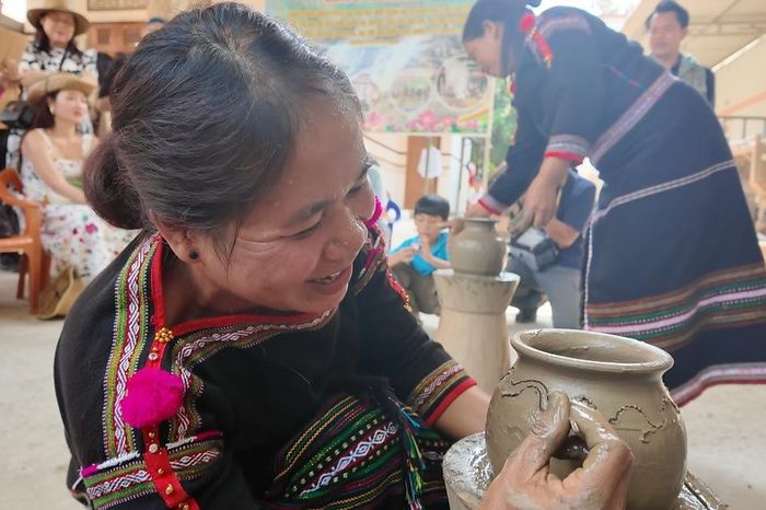 Nghề gốm thủ công của người M'nông: Di sản giữa dòng chảy hiện đại - Tạp chí Du lịch TP.HCM