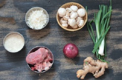 Xương bò chặt khúc vừa ăn, rửa sạch để ráo. Đặt nồi nước, cho xương vào hầm khoản 10 phút, bạn nhớ hớt bọt trong quá trình nấu.