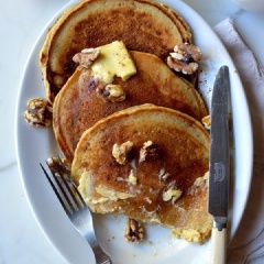 Cho bánh pancake ra dĩa, rưới siro lên và thêm vài hạt hồ đào nữa là có thể thưởng thức nha. Món bánh pancake táo lên men này rất dễ làm và ăn ngon lắm đấy, lớp bột mịn, xốp cùng vị táo thơm lừng kèm siro ngọt ngọt sẽ là món ăn sáng ngon khó cưỡng đấy.