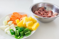Thịt heo rửa sạch, để ráo rồi cắt thành những viên nhỏ. Ướp thịt 5ml nước tương, 1 muỗng cà phê dầu hào, 5ml rượu gia vị, và 1/4 muỗng canh nước gừng trong ít nhất 15 phút. Chuẩn bị nước sốt chua ngọt: trộn 80ml nước, 60ml giấm gạo, 3 muỗng canh đường, 2 muỗng cà phê tinh bột khoai tây và 1/4 muỗng cà phê muối, đun trên bếp cho đến khi tạo thành nước sốt hơi sệt.