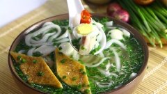 Món bánh canh hẹ dùng nóng là tuyệt vời nhất. Khi ăn, bạn có thể vắt thêm chút chanh cho tô bánh canh được tròn vị. Người thích ăn cay thì hãy cho thêm chút ớt xay nhuyễn. Cùng vào bếp với Cooky và chiêu đãi cả gia đình với món bánh canh hẹ hấp dẫn này nhé!