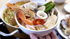 Vậy là nồi lẩu Thái thơm nồng chua cay đã sẵn sàng phục vụ các thực khách dù là khó tính nhất. Khi ăn đun nước lẩu sôi bùng, lần lượt nhúng các loại hải sản và rau nấm vào rồi thưởng thức thôi.