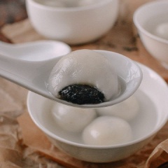 Bánh trôi nhân mè đen có thể ăn không, hoặc dùng kèm với nước đường nóng. Vỏ bánh trôi nước dẻo dai, hòa quyện với nhân mè đen béo và thơm phức, cùng nước đường ngọt thanh. Không tốn nhiều thời gian để bạn có thể chế biến ra món bánh trôi nhân mè đen thơm ngon cho cả gia đình cùng thưởng thức.