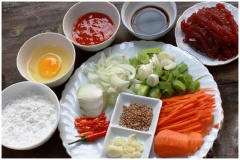 Chuẩn bị cá nguyên liệu: Trứng đập ra chén. Bột bắp cho ra chén. Thịt thăn bò rửa sạch, cắt dải dài khoảng 0,5-1cm. Hành tây cắt miếng nhỏ. Cà rốt gọt cỏ, cắt sợi. Hành boa rô cắt nhỏ.