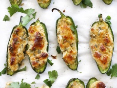 Ớt Jalapeno nhồi phô mai nướng thơm lừng, béo ngậy xen chút vị cay nồng rất hấp dẫn và ngon. Hãy thử làm ngay món này và cảm nhận mùi vị hấp dẫn từ đó nhé. Chúc bạn thành công và ngon miệng!