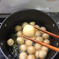 Bắc chảo dầu lên bếp, đun sôi. Lần lượt bỏ từng mẻ cá viên vào chiên đến khi vàng và phồng đẹp thì vớt ra rây để ráo dầu.