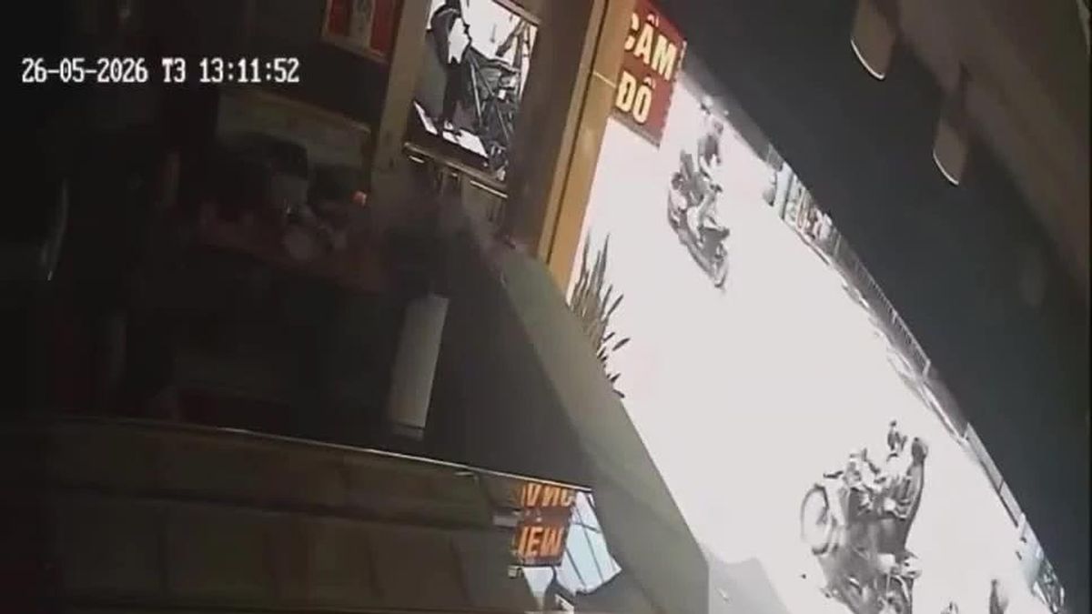 Truy tìm nhóm đối tượng dùng búa đập tủ kính, cướp tiệm vàng ở Thành phố Hồ Chí Minh - Báo VietnamPlus