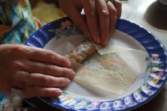 Cuốn nem rán: Chuẩn bị sẵn 1 tô nước. Trải bánh tráng ra, nhúng nhanh bánh đa vào nước và nhấc ra ngay. Xúc một ít nhân cho vào 1 đầu của chiếc bánh rồi cuốn lại.