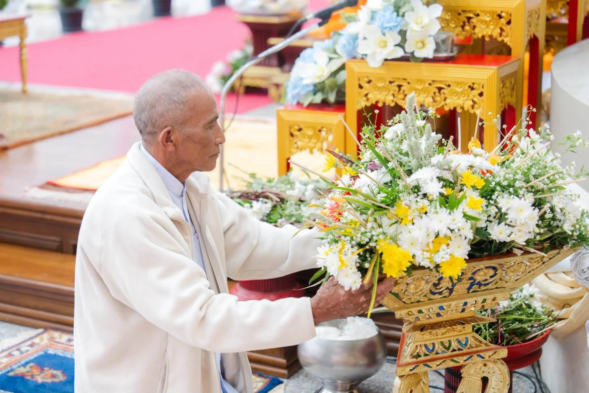 ภาพประกอบ วันอาสาฬหบูชา 2569 …. ฝนตกตั้งแต่เมื่อคืน เมื่อเช้าก็ตกหนักอีก…. คิดไปว่าศรัทธาบ้านขุนจะขึ้นวัดมาทำบุญกันยังไง…แต่ปรากฏว่า ฝนจะตกหนังยังไง ก็ไม่เป็นปัญหาอุปสรรคต่อศรัทธาความเชื่อมั