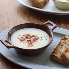 Múc soup ra tô, trang trí tùy thích và thường thức. Soup khoai tây sữa tươi là món ăn đơn giản, vị mịn béo, bùi bùi dễ tiêu. Rất thích hợp cho hẹ tiêu hóa còn non nớt của trẻ. Dùng cho trẻ ăn dặm thì còn gì bằng.