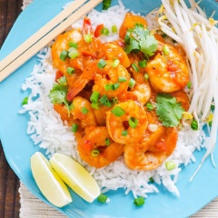 Cho cà ri tôm ra đĩa và thưởng thức cùng với cơm trắng hay bún, bánh mì đều ngon. Thỉnh thoảng bạn có thể đổi vị với món cà ri tôm này nhé. Mùi thơm nức, vị béo của nước dừa, vị ngọt của tôm khiến cả nhà ai cũng thích.