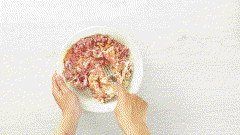 Trong một tô, trộn đều 300gr thịt xay, 100gr giò sống, 50gr củ sắn (đã vắt ráo nước), 50gr hành tây cắt hạt lựu, 1 quả trứng gà với 1/2 muỗng cà phê hạt tiêu, 1 muỗng canh dầu hào, 10gr hành tỏi băm đến khi hỗn hợp hòa quyện hoàn toàn rồi để trong 20 phút.