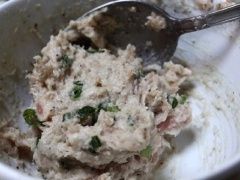 Hành lá rửa sạch, cắt nhỏ. Sau đó, cho hành lá, chả cá thác lác và gia vị 1 muỗng cà phê nước mắm, 1/2 muỗng cà phê tiêu vào tô, trộn đều.
