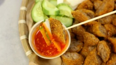 Cách làm nem chua rán tại nhà khá là đơn giản. Nem chua rán với công thức làm nem chua rán ngon chuẩn vị. Cắt nem chua rán thành miếng cho ra dĩa, ăn kèm với xoài xanh, dưa leo, rau củ ngâm chua cho thêm phần ngon miệng. Miếng nem rán nóng hổi chấm với tương ớt cay cay để nhâm nhi vào mỗi bữa ăn vặt vừa vui lại vừa ngon miệng. Thưởng thức ngay từ khi nem vừa ra khỏi chảo là lúc ngon nhất vì khi đó nem có lớp vỏ giòn giòn, cắn vào nóng hổi dai dai, có mùi thơm nhẹ của thính. Hãy vào bếp tự làm nem chua rán mời cả nhà ăn ngon nhé.