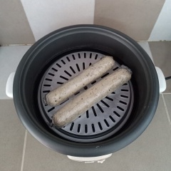 Đun sôi nước, đặt những cuộn chả lụa vào hấp chín.