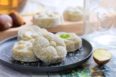 Bánh hạt dẻ nhân đậu đỏ được tạo hình như những bông hoa xinh xắn. Bánh béo và thơm hương hạt dẻ đặc trưng. Bánh tuy ngon nhưng chỉ nên dùng ở lượng vừa phải vì hạt dẻ không được khuyến khích ăn nhiều vào một thời điểm, nó sẽ làm tăng gánh nặng lên dạ dày.
